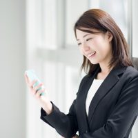 電話をする女性